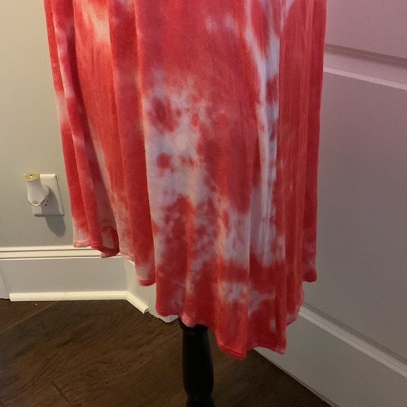 Women’s cap sleeve shark bite hem tie dyed t-shirt. - Picture 4 of 6